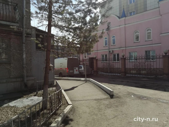 В Новокузнецке водители нарушают ПДД из-за сквозного проезда через двор | Источник: www.city-n.ru