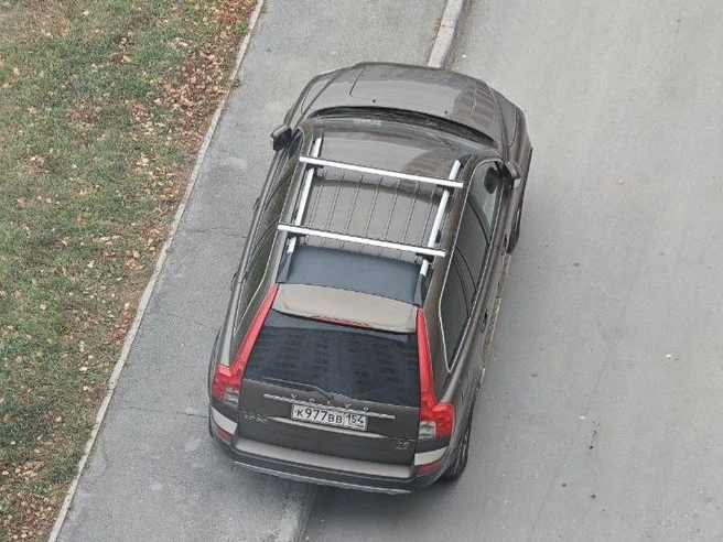 Судя по всему, автомобилист не решил, где именно он хочет припарковаться — на дороге или же на пешеходной дорожке | Источник: читатель НГС