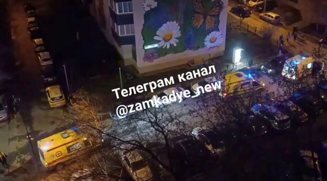 К дому съезжаются машины скорой помощи | Источник: Замкадье | Подмосковье | Мытищи / Telegram