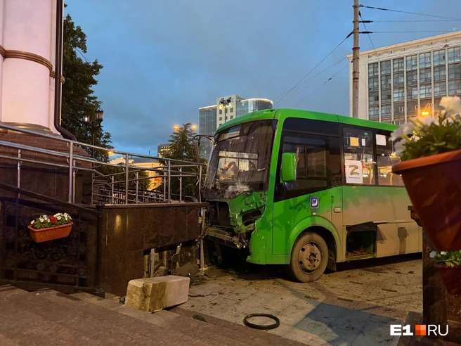 Он буквально врезался в храм | Источник: Дарья Манохина / E1.RU