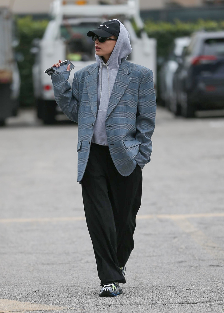 Фото №3 - Хейли Бибер носит худи с пиджаком oversize: модная и очень комфортная комбинация на каждый день