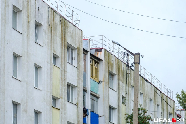 Следы от подтеков воды на фасаде | Источник: Булат Салихов / UFA1.RU