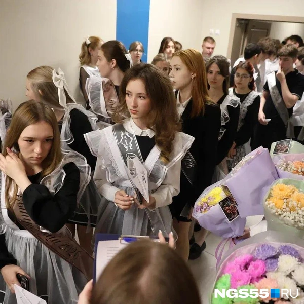 Поэтому маленькие самолетики в руках у каждого выпускника | Источник: Евгений Софийчук / NGS55.RU