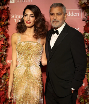 Бесподобно: Амаль Клуни блистает в платье Atelier Versace и с новым цветом волос в Нью-Йорке