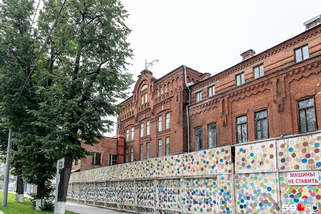 Здание из красного кирпича привлекает внимание прохожих | Источник: Василина Любимова / 59.RU