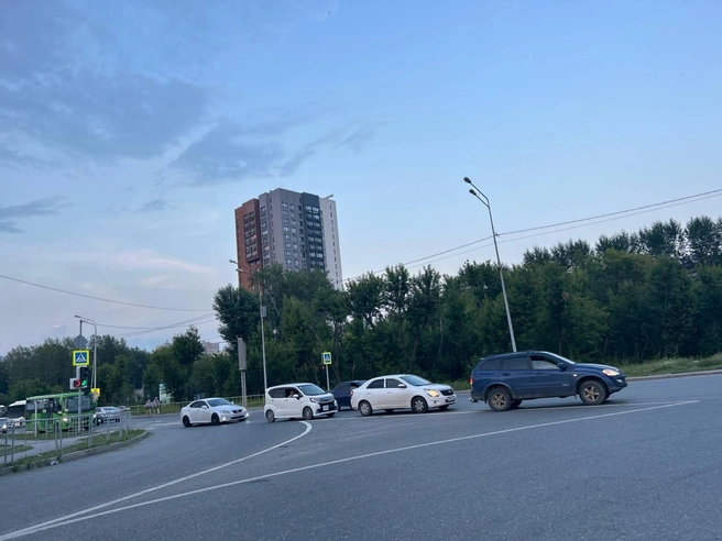 Автомобили занимают перекресток из-за затора | Источник: читательница 72.RU