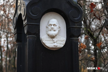 На памятнике&nbsp;— портрет купца из белого мрамора | Источник: Татьяна Спиридонова / MSK1.RU