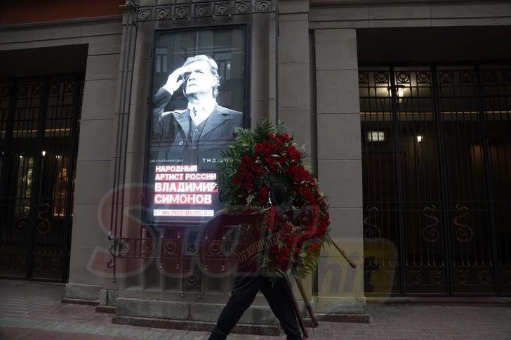 Поклонников запустили в театр в 11:00 