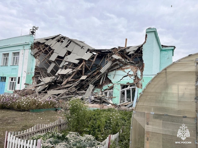 «Сначала прогнулась крыша, через пару минут здание рухнуло»: как в Татарске обрушилась школа — хроника | Источник: ГУ МЧС по Новосибирской области