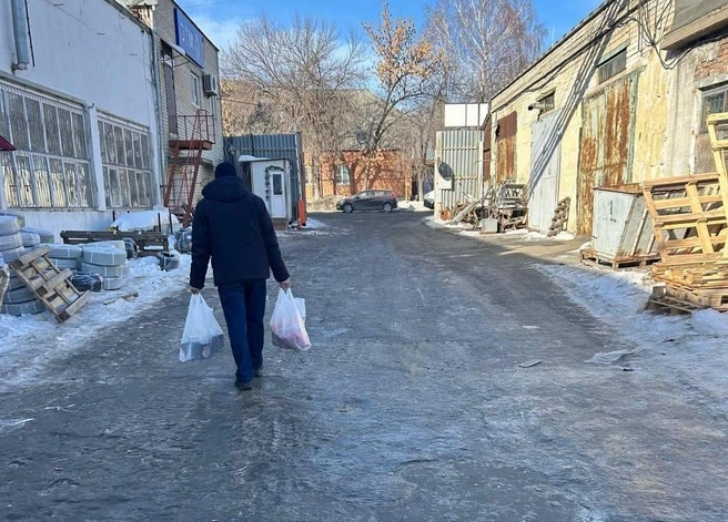 Люди с полными мешками продуктов — верный признак «Светофора» поблизости | Источник: читатель 74.RU