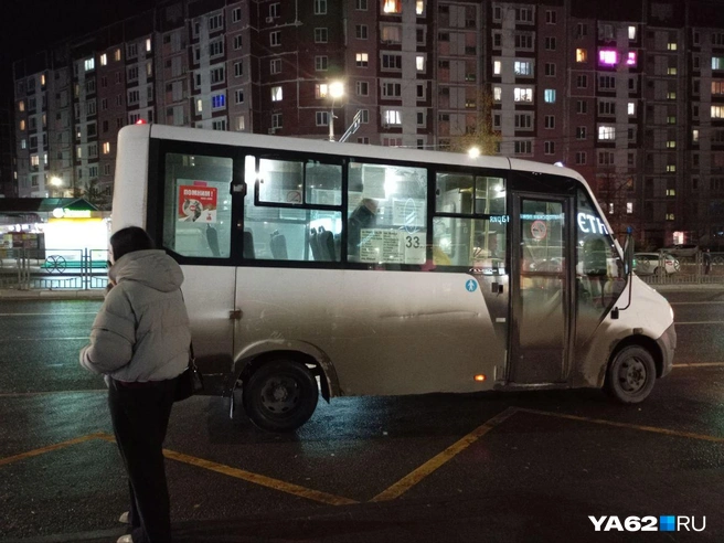 Маршрутка проехала пустая, но время было не позднее | Источник: Анастасия Фокина / YA62.RU