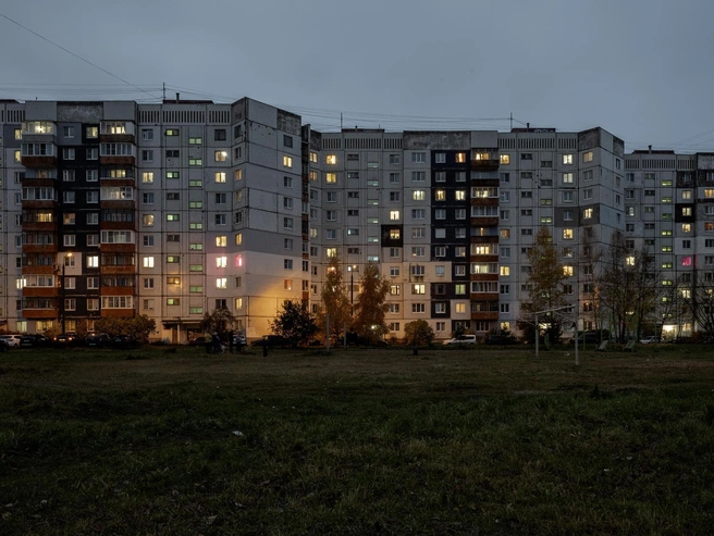 Вечерние огни окрашивают панельные дома в разные оттенки | Источник: Александр Куренной / 76.RU