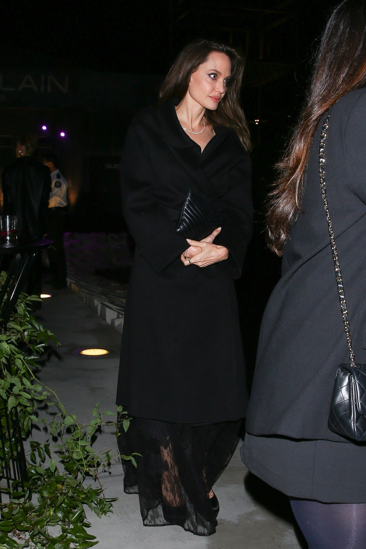 Счастливая и невероятно красивая Анджелина Джоли в прозрачной юбке из кружева и туфлях на платформе