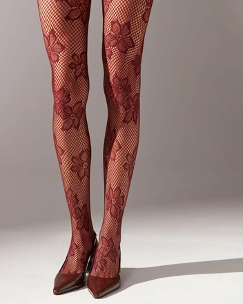 Колготки с рисунком лучше смотрятся на стройных ногах | Источник: ru.pinterest.com