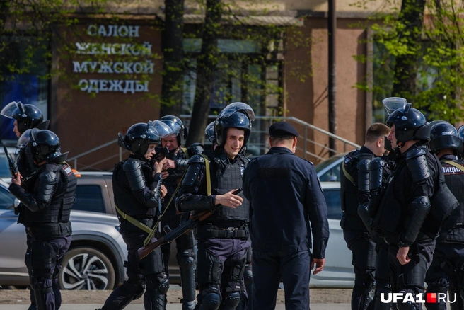 Отряду полиции не позавидуешь — в такую погоду и в полном обмундировании | Источник: Булат Салихов / UFA1.RU