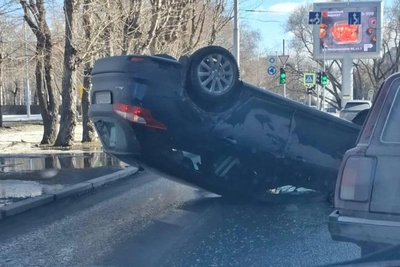 В Тюмени на улице 50 лет Октября перевернулся автомобиль