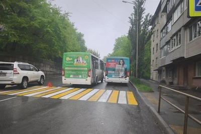 Автобусы перекрыли дорогу на подъеме к Трудовой