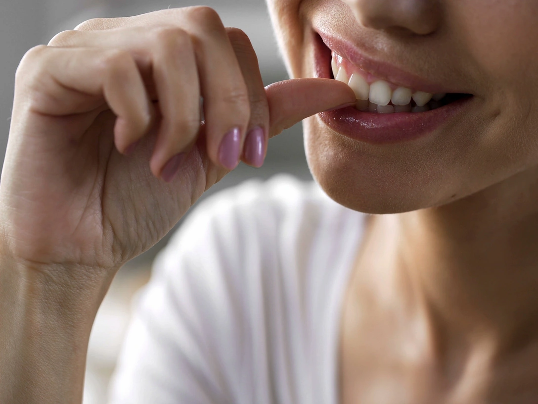 Не просто неприлично: чем опасна привычка грызть ногти | marieclaire.ru