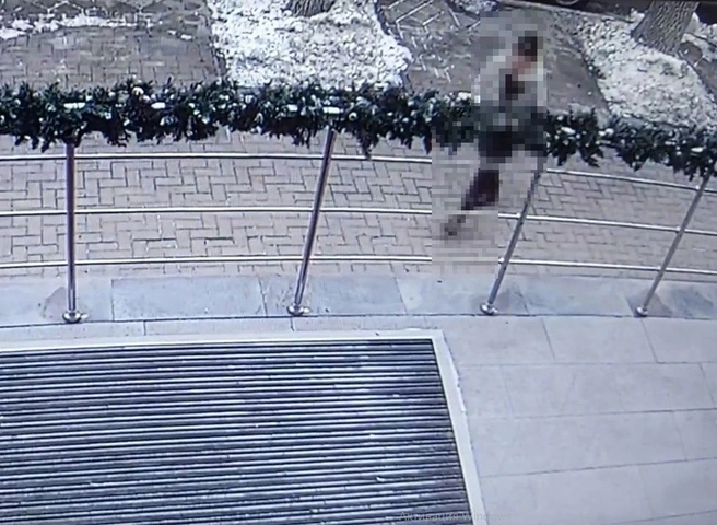 В центре Рязани девушка подобрала пачку денег, выпавшую из кармана прохожей | ya62.ru