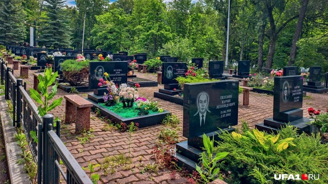 Уфимцев, которые погибли в авиакатастрофе, похоронили на Южном кладбище | Источник: Булат Салихов / UFA1.RU