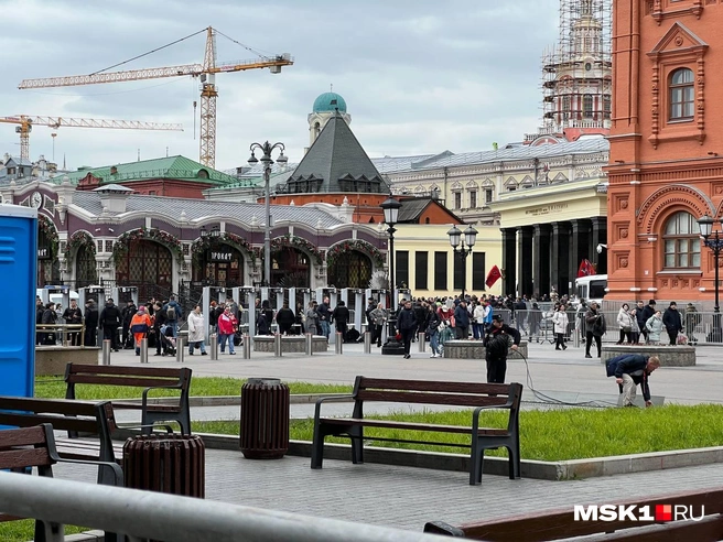 У входа на Манежную площадь со стороны станции метро «Театральная» стоят пункты досмотра | Источник: Иван Богданов / MSK1.RU