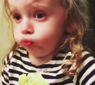 Видео: ради мамы девочка притворяется, что любит ее стряпню