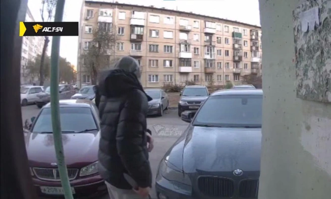 Новосибирец скрылся в подъезде | Источник: «ACT-54 Black» / Telegram