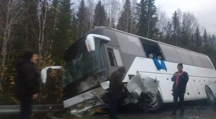 На уральской трассе произошла смертельная авария с автобусом: кадры с места