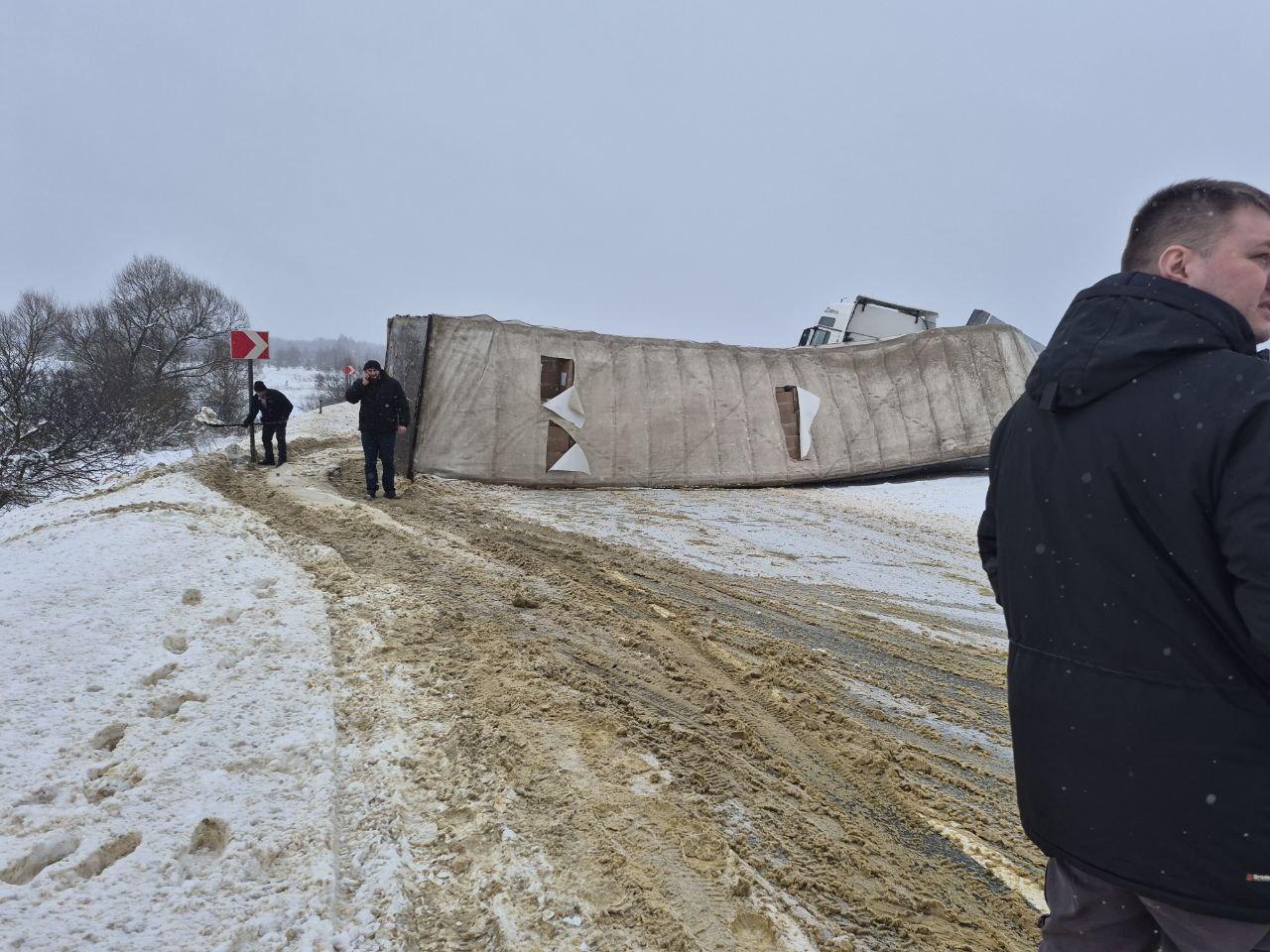 «Сложилась фура»: грузовик перевернулся в Сасовском районе