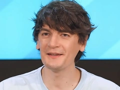 Александр Гудков рассказал, от чего его пробирает до слез, а от чего тошнит