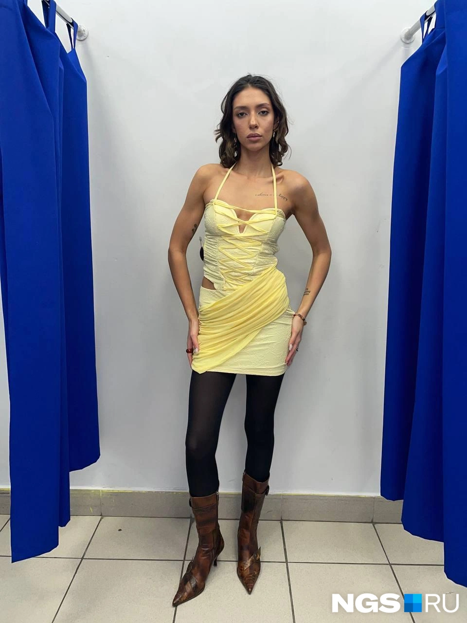 Обратите внимание, сколько деталей на платье: и корсет, и вырезы, и драпировка: смело! | Источник: Алена Золотухина / NGS.RU