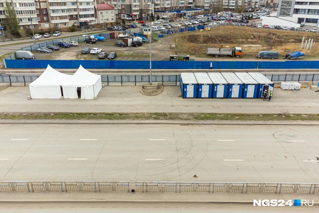 На закрытой территории поставили вагончики для рабочих | Источник: Артем Ленц / NGS24.RU