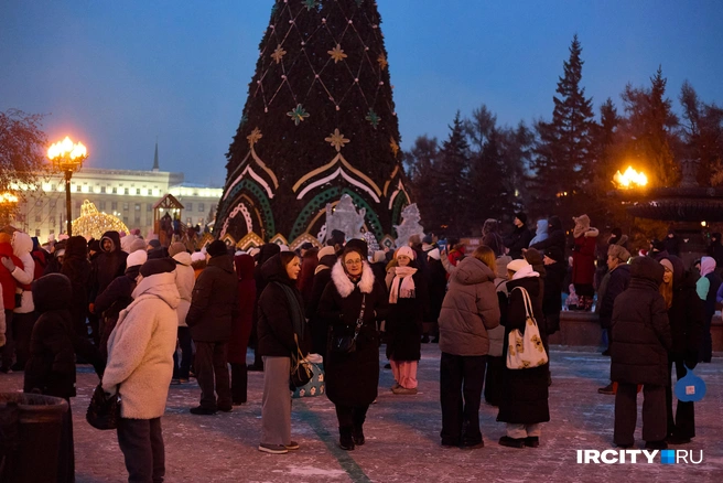 Чем темнее становилось на улице, тем очевиднее было то, что на главной городской площади катастрофически мало освещения | Источник: Даниил Конин / «ИрСити»