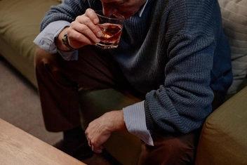 «Стоит мне выпить, поднимается та боль, что я испытал, когда моя девушка покончила с собой. А отказаться от алкоголя не могу»