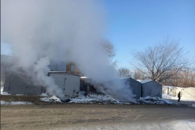 Omsk woman films boiling water bubbling from street sinkhole