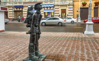 Гляжусь в тебя, как в зеркало: 10 памятников туристам в России и не только