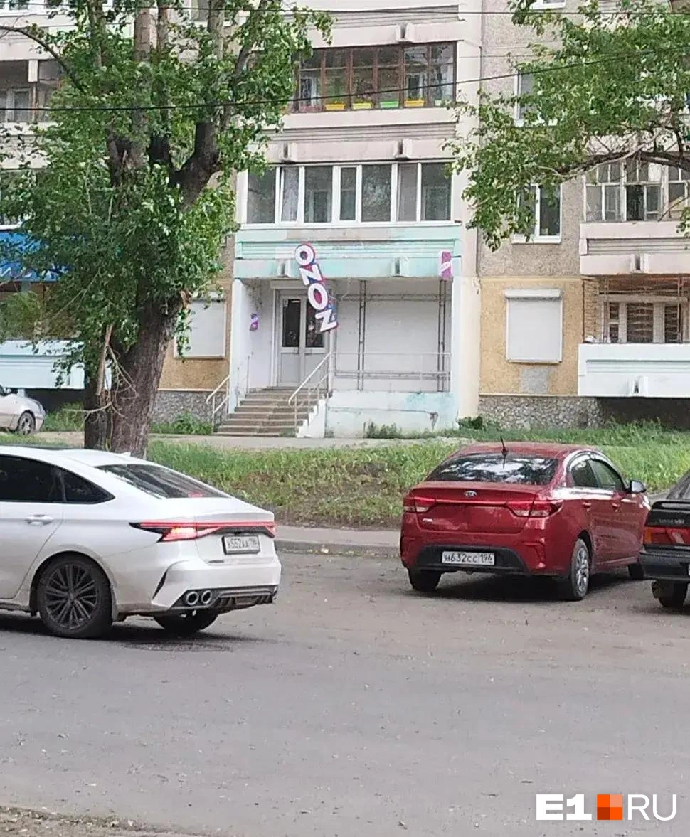 Из-за ветро пострадали вывески | Источник: читатель E1.RU