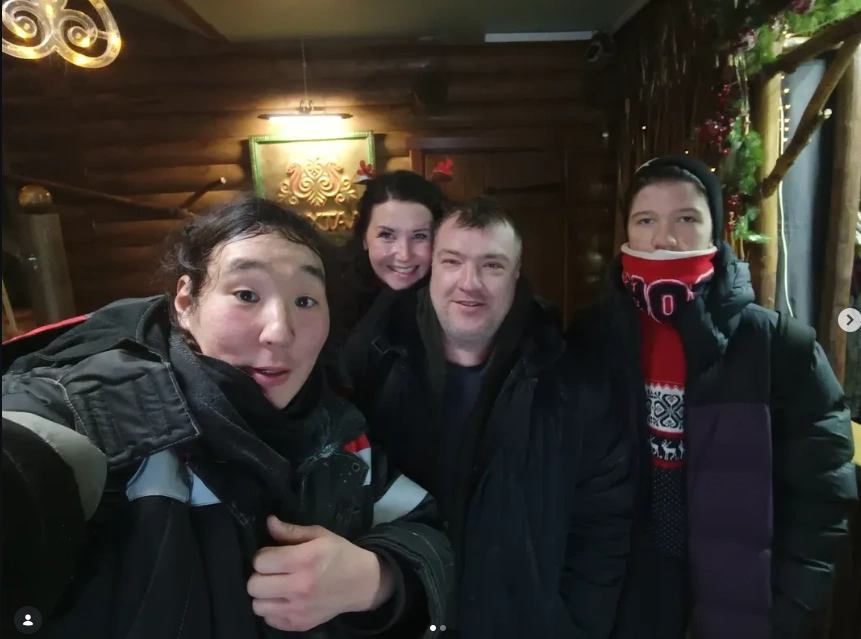 Антон Васильев перед Новым годом на улице встретил туристов и проводил их в местное кафе (Антон первый слева) | Источник: biggibiggibiggibiggibiggi / Instagram (экстремистская организация, деятельность запрещена на территории РФ)