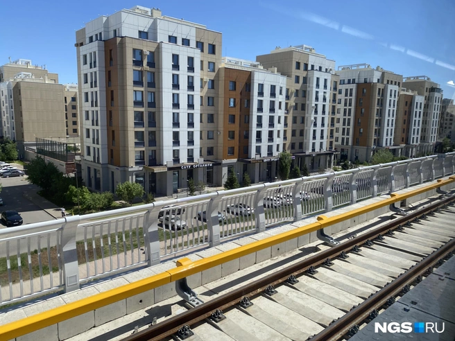Поезда LRT производят меньше шума, чем обычная железная дорога, поэтому не так мешают жителям окрестных домов | Источник: Стас Соколов / NGS.RU