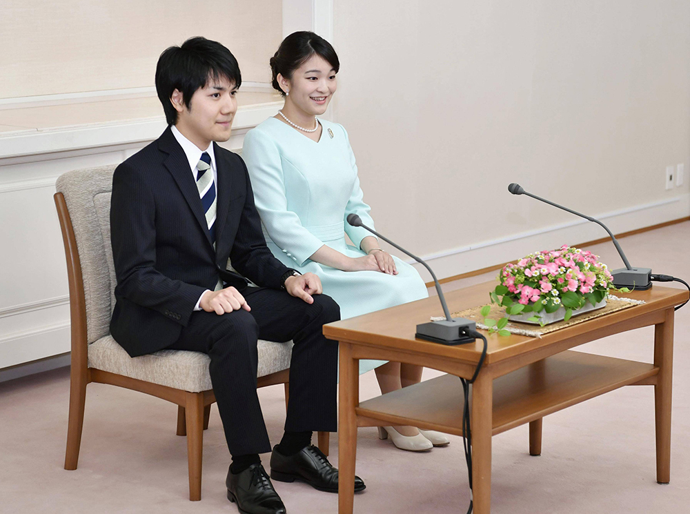 Японская принцесса Мако и ее жених Кей Комуро на конференции по случаю их помолвки, 3 сентября 2017 года | marieclaire.ru