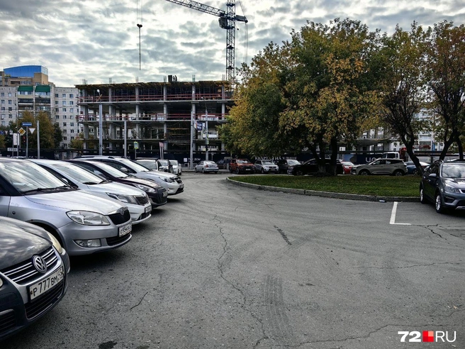 Кажется, что на парковке не должно быть свободных мест  | Источник: Павел Красоткин / 72.RU 