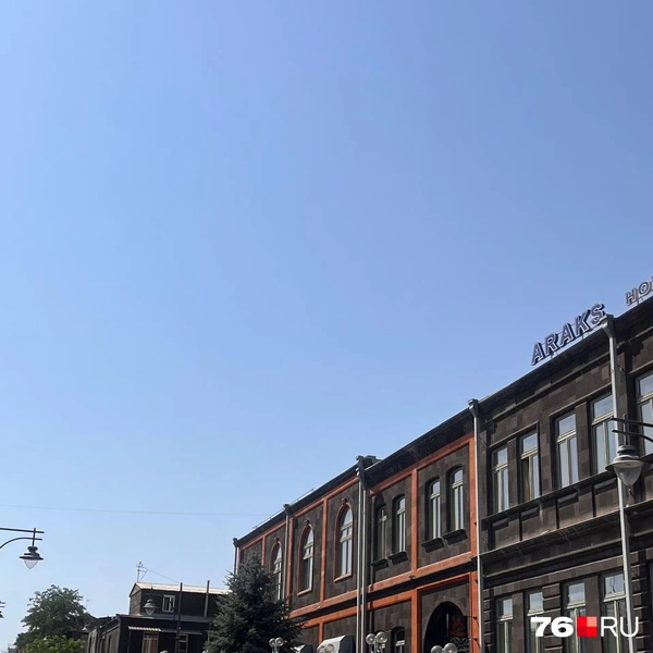 Практически все здания в центральной части города построены из черного туфа | Источник: Кристина Геворкян / 76.RU