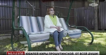 На территории большой участок, где любит отдыхать ведущая