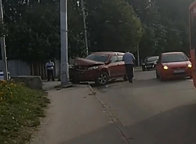 На улице Новой иномарка врезалась в столб | ya62.ru