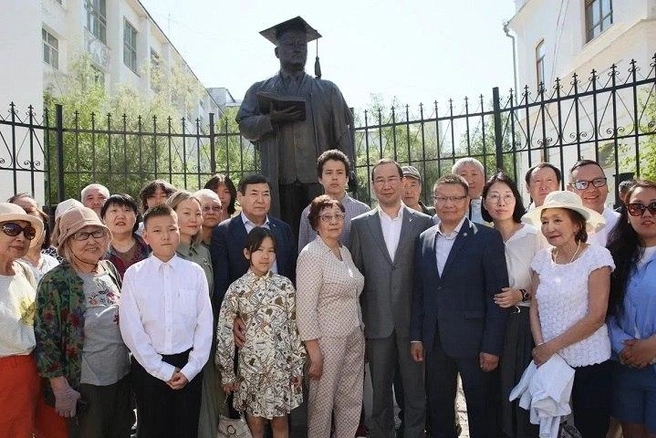 На открытии памятника: Семен Филиппов, его сын Дмитрий Филиппов (в костюме), а также глава Якутии Айсен Николаев | Источник: sakhalife.ru