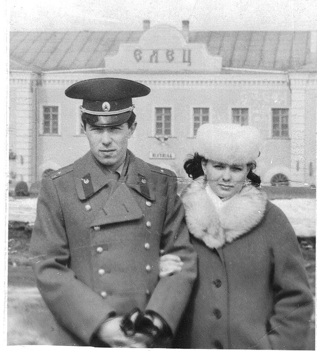 Февраль 1987 года. Альберт Стягов приехал из зоны чернобыльской аварии домой в короткий отпуск. На фото&nbsp;— с женой Еленой | Источник: личный архив Альберта Стягова / Vk.com