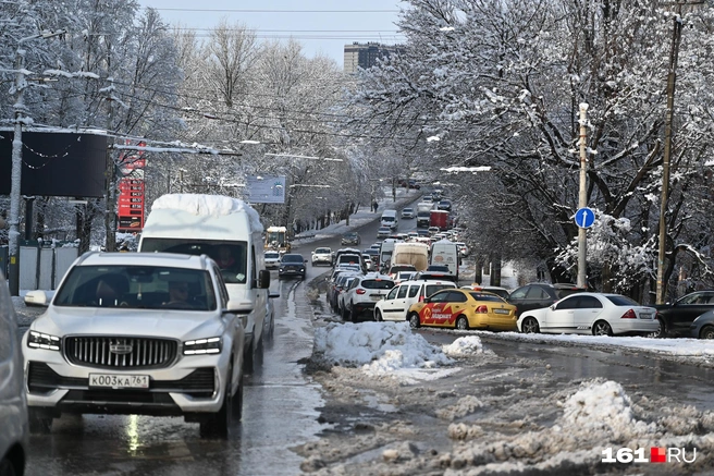 В ранние часы Ростов сковали восьмибалльные пробки, с общественным транспортом были проблемы | Источник: Анатолий Карбинов / 161.RU