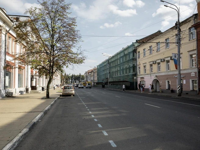 На противоположной стороне улицы работает хлебобулочный магазин. В советское время сюда выстраивались очереди, а аромат выпечки, разносящийся по улице, радует до сих пор | Источник: Александр Куренной / 76.RU