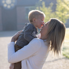 «Сын хочет поцеловать по-взрослому — меня это пугает»: психолог — о том, как реагировать маме