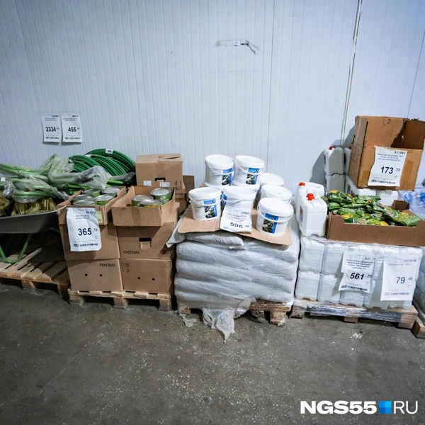 Можно приобрести товары для дачи и огорода | Источник: Кирилл Башинский / NGS55.RU